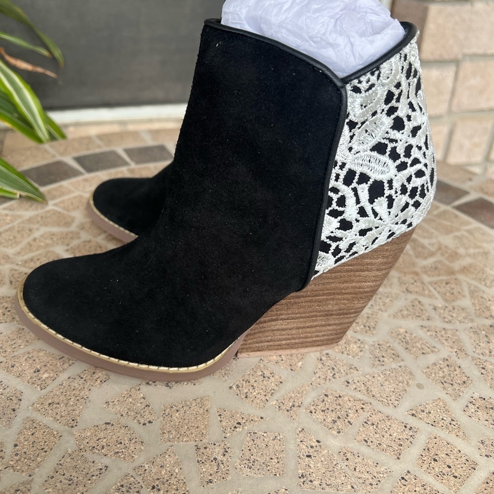 NWT Very Volatile Movement Black White lace Booties 6